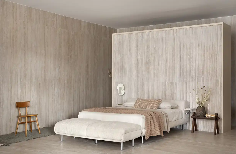 O porcelanato imita diversos materiais, como madeira, pedra, cimento ou mármore – Foto: MCA Estúdio/CASACOR | Projeto: Melina Romano