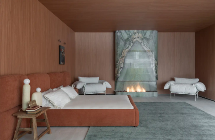 7. Terracota reforça a paleta terrosa e aquece o quarto marrom – Foto: Lio Simas/CASACOR | Projeto: Daniela Schmitt e Isabela Gilli Moritz