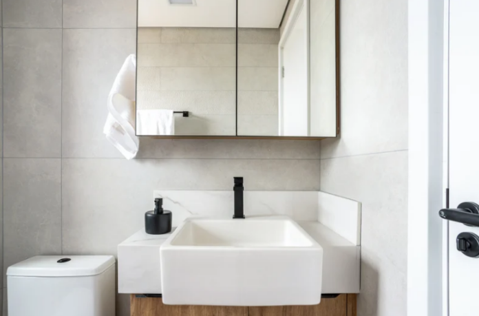 O modelo de semiencaixe aproveita melhor tampos estreitos e banheiros menores – Foto: Guilherme Pucci | Projeto: Bruno Moraes Arquitetura