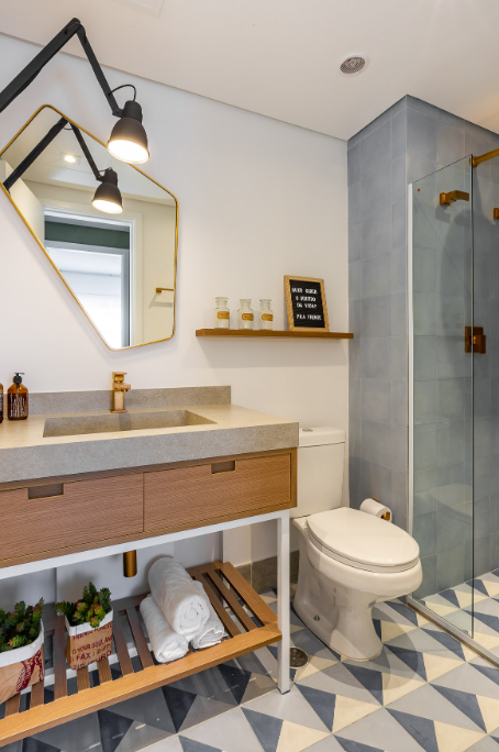 Nem sempre é necessário realizar uma reforma completa para renovar o banheiro de apartamento – Foto: Gisele Rampazzo | Projeto: Renata Costa | Apto 41