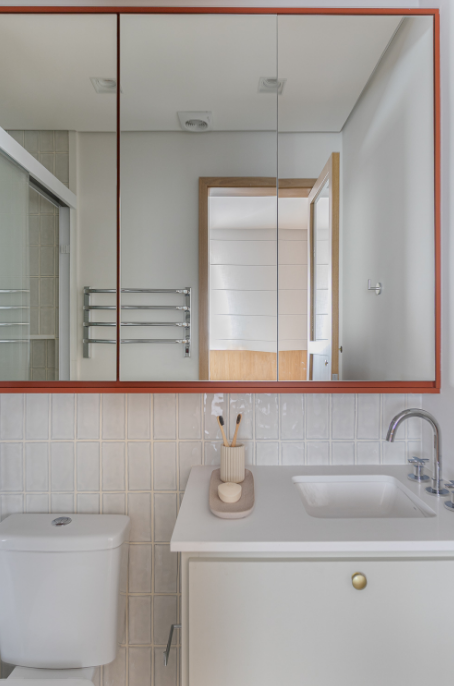 O gabinete sob medida adapta o móvel às dimensões reais do banheiro de apartamento – Foto: Gisele Rampazzo | Projeto: Renata Costa | Apto 41