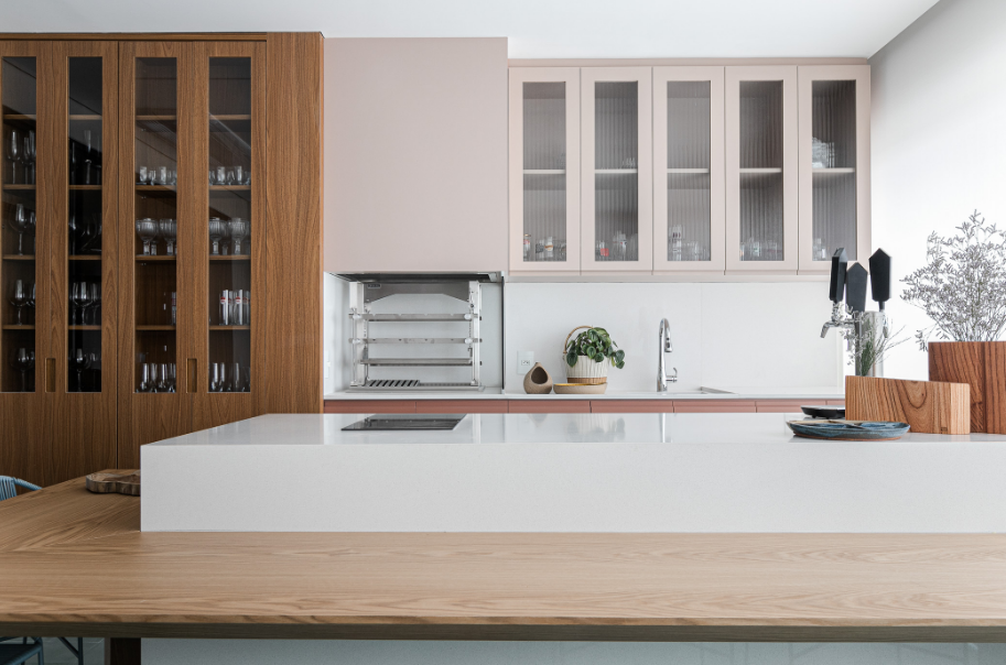 Arquiteto ou engenheiro ajudam a projetar a cozinha com churrasqueira com segurança – Foto: Gisele Rampazzo | Projeto: Duda Senna