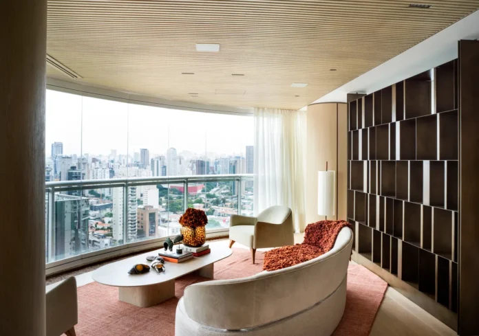 Apartamento de 350 m² com planta curva, terraço integrado e área social conectada