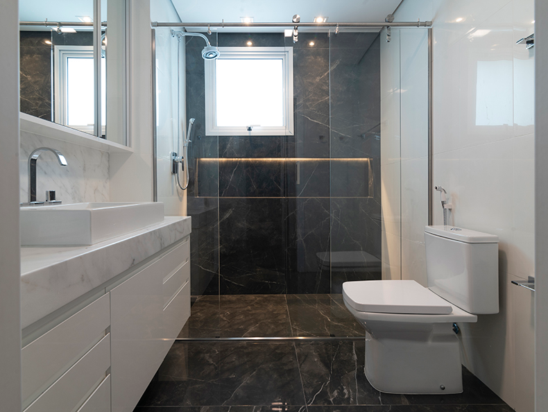 5. O porcelanato preto pode ser usado em salas, quartos, halls, cozinhas e banheiros – Foto: Diego Corrêa | Projeto: Marcia Motomatsu
