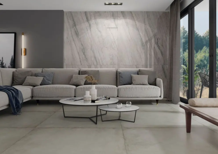 O porcelanato destaca paredes atrás do sofá e pode formar painéis atrás da TV – Foto: Portinari