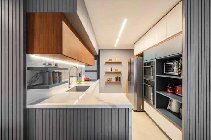 8. A madeira traz textura quente para a cozinha cinza – Foto: Flávio Dias | Projeto: Vanessa Vidal Arquitetura