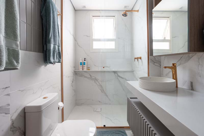 3. Porcelanato marmorizado é destaque neste banheiro branco – Foto: Dam Mol | Projeto: Loft 7 Arquitetura