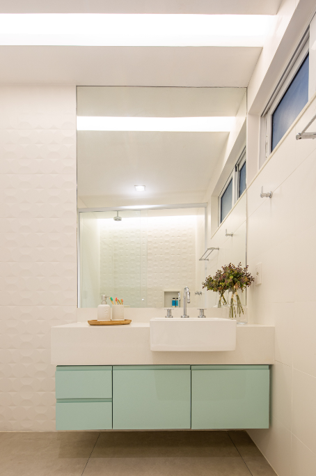 5. Louças brancas formam uma composição uniforme com diferentes bancadas – Foto: @Tiagotardin | Projeto: Vita Arquitetura