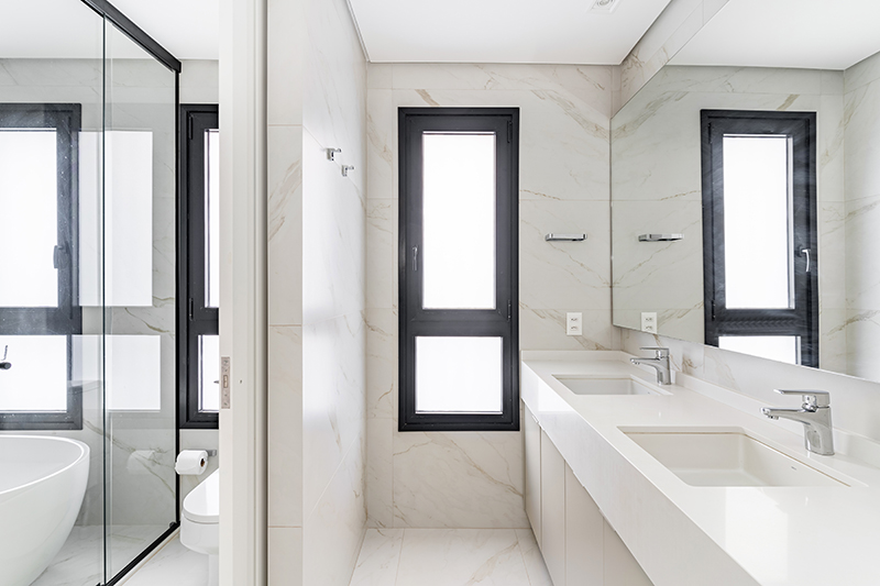 7. Esquadrias pretas desenham os contornos do banheiro branco – Foto: Kadu Lopes | Projeto: Rocha Andrade Arquitetos