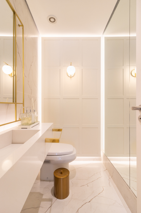 9. O acabamento dourado acrescenta brilho e um tom quente ao banheiro – Foto: Estúdio São Paulo | Projeto: Luciana Tomas e Tony Vieira | Arquitetura e Design