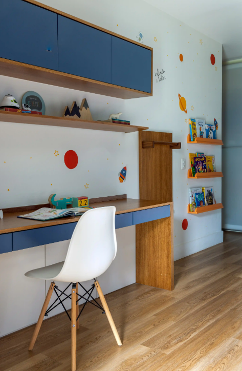 7. Piso flutuante combina com quase todo projeto, mas os detalhes mudam conforme o ambiente – Foto: Andre Nazareth/CASACOR | Projeto: Paula Neder