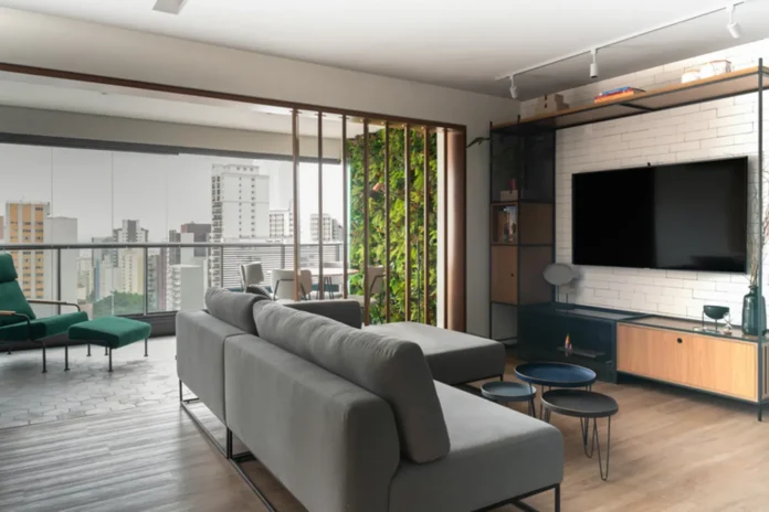 Apartamento ADR: Estilo industrial, duas estações de trabalho e área pet