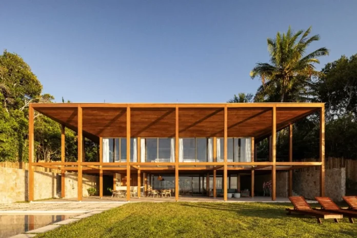 Casa Itapororoca: Projeto do BLOCO Arquitetos em Trancoso valoriza ventilação natural e integração com o entorno