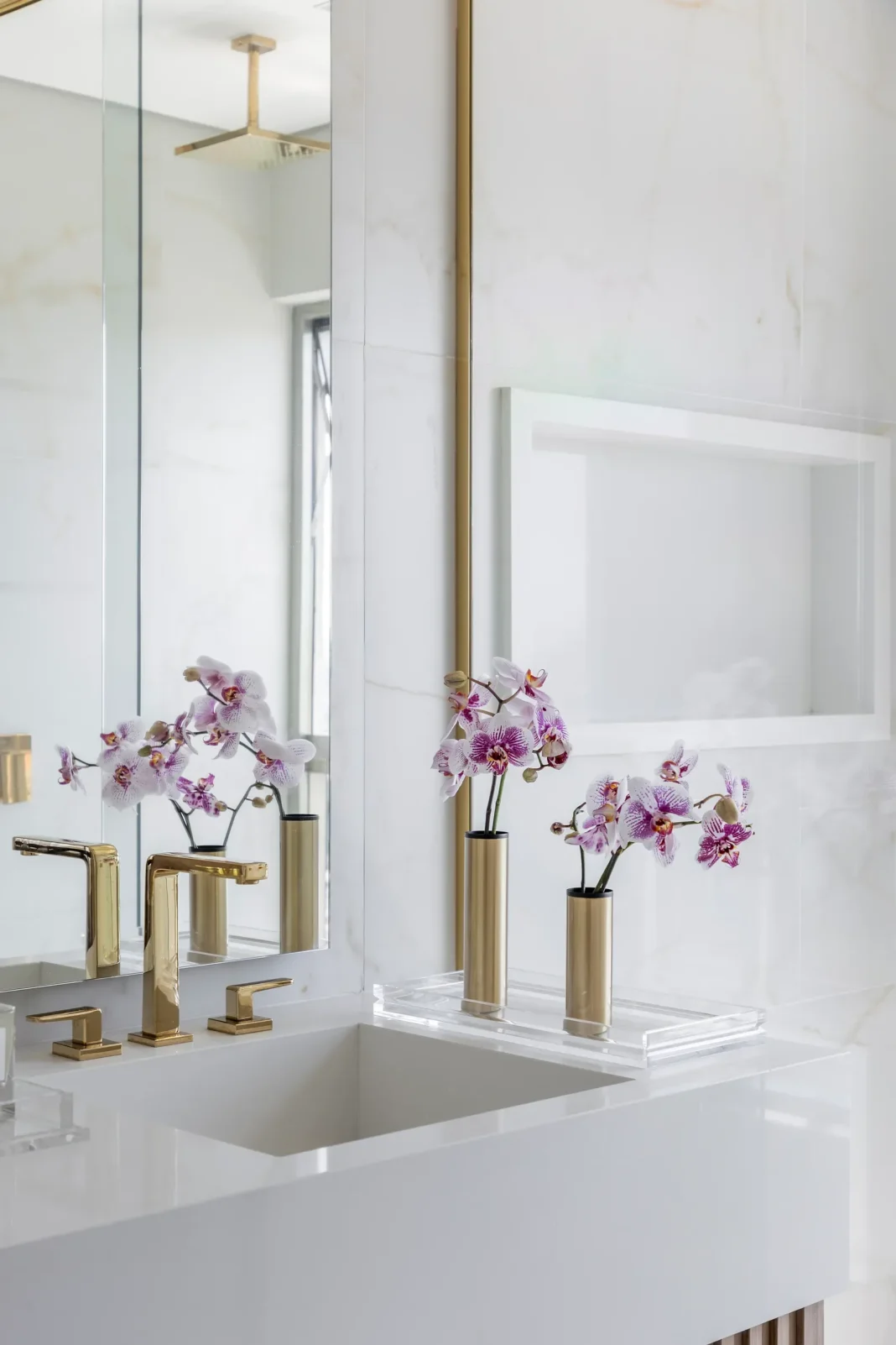 Dourado segue com presença atemporal e elegante no décor contemporâneo