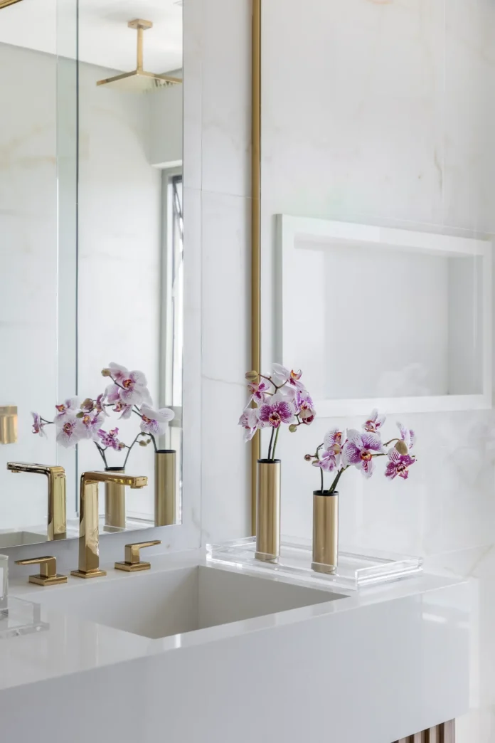 Dourado segue com presença atemporal e elegante no décor contemporâneo