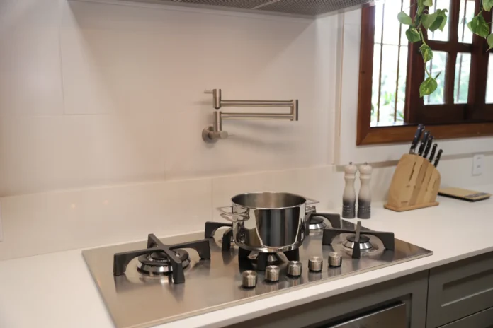 Torneira de parede: tendência das cozinhas profissionais para residências brasileiras