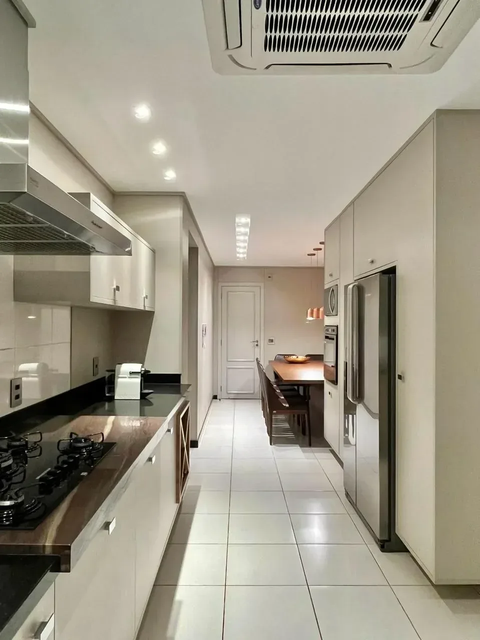 Cozinha corredor: planejamento, decoração e 10 modelos
